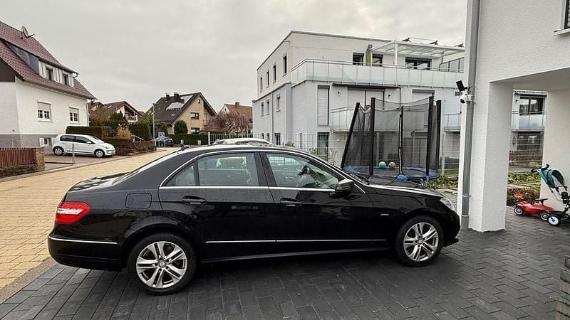 Gebraucht Mercedes E250 Avantgarde 204 PS (150 kW) 2010 Schwarz Limousine
