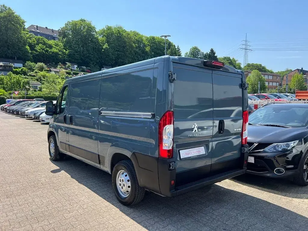 Gebraucht Peugeot Boxer 140 PS (102 kW) 2023 Grau Van