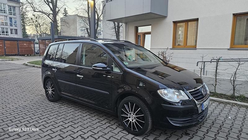 Schwarz Gebraucht 2009 VW Touran Van / Kleinbus | 4.900 € (Etwas zu teuer) - Bild 1/4