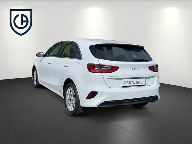 Używany Kia Ceed Vision 160 KM (117 kW) 2023 Biały Hatchback
