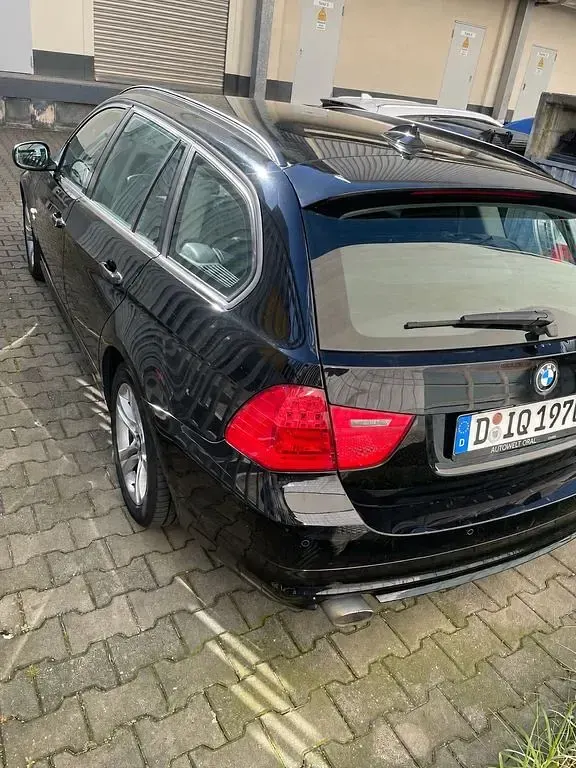 Gebraucht BMW 320 Lifestyle 184 PS (135 kW) 2011 Schwarz Kombi
