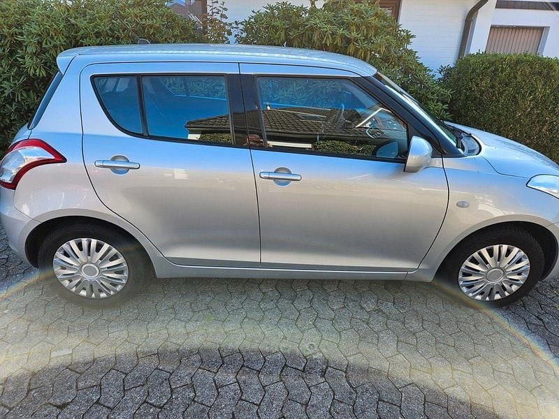 Grau Gebraucht 2013 Suzuki Swift Club Kleinwagen | 6.750 € (Fairer Preis) - Bild 1/4