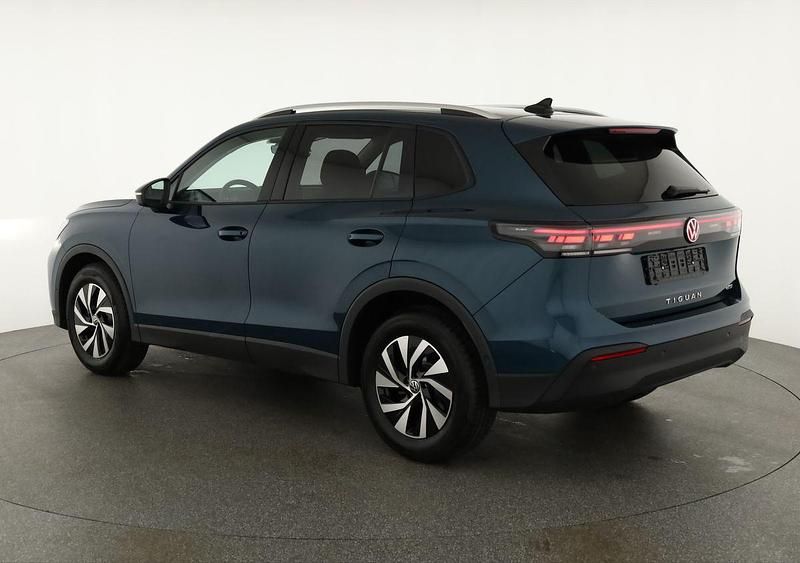 Neu VW Tiguan Life 2025 Nightshade blue metallic SUV