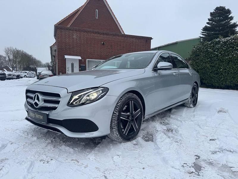 Silber Gebraucht 2017 Mercedes E200 Avantgarde Limousine | 17.999 € (Superpreis) - Bild 1/4