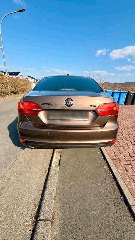 Gebraucht VW Jetta 105 PS (77 kW) 2011 Braun Limousine