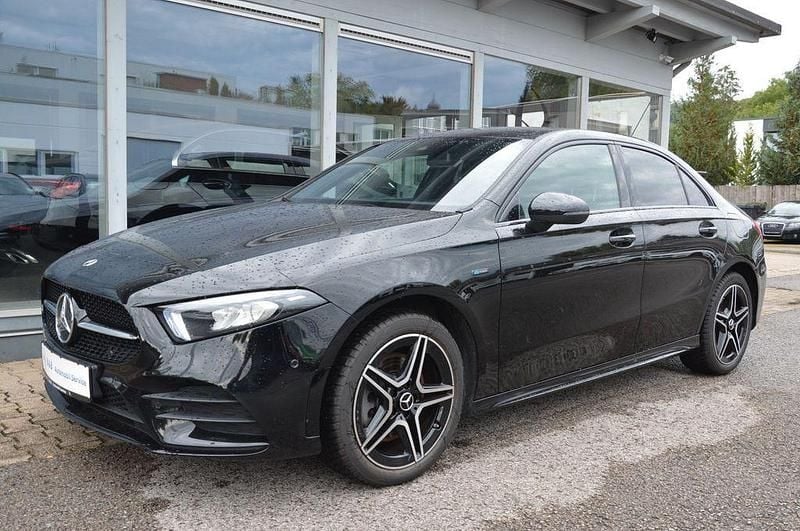Nachtschwarz Gebraucht 2021 Mercedes A250 AMG Limousine | 24.990 € (Guter Preis) - Bild 1/4