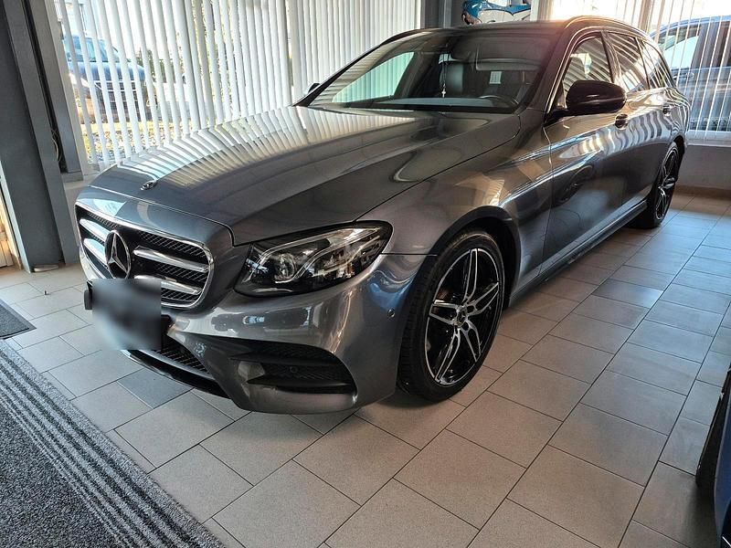 Grau Gebraucht 2019 Mercedes E300 AMG Kombi | 28.500 € (Superpreis) - Bild 1/4