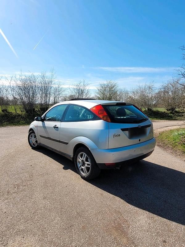 Używany Ford Focus 101 KM (74 kW) 2001 Srebrny Hatchback