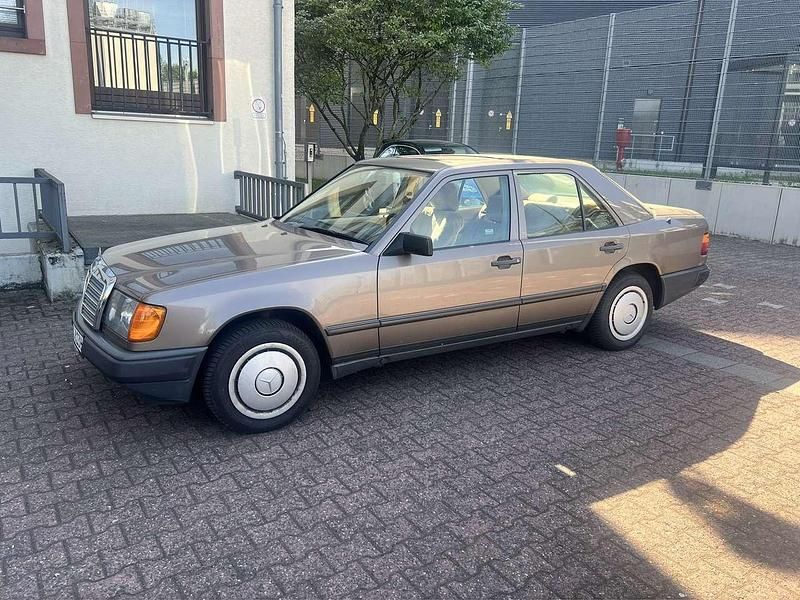 Gebraucht 1988 Mercedes E200 Limousine | 6.499 € - Bild 1/4
