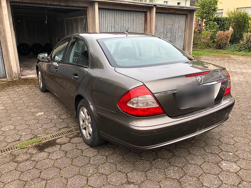 Gebraucht Mercedes E200 136 PS (100 kW) 2008 Grau Limousine