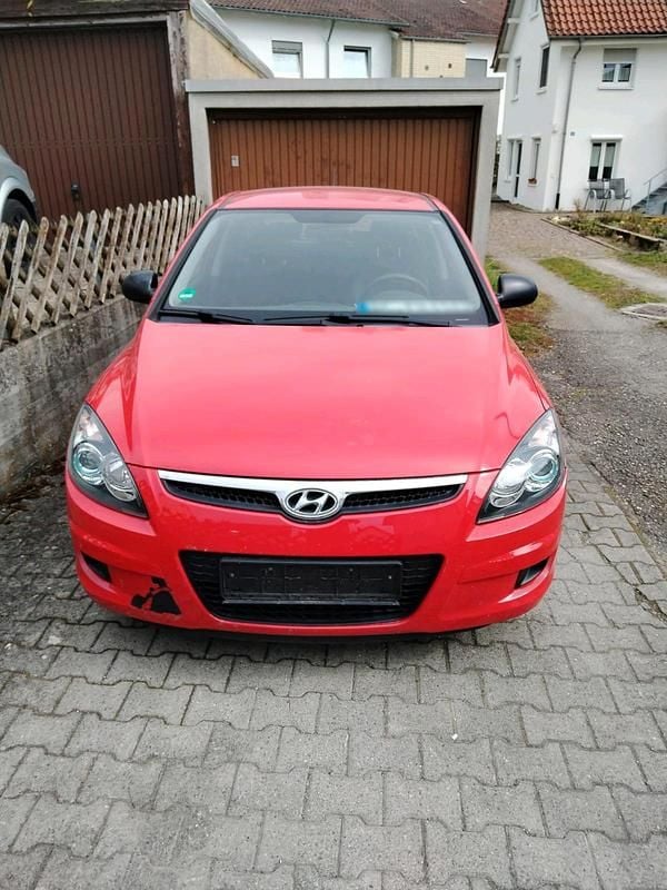 Gebraucht Hyundai i30 110 PS (80 kW) 2009 Rot Limousine
