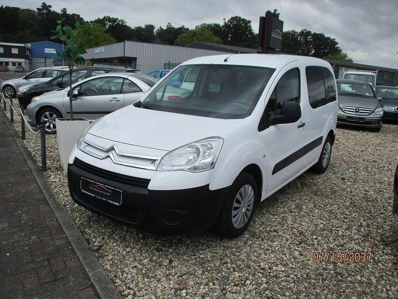 Weiß Gebraucht 2011 Citroën Berlingo Attraction Van / Kleinbus | 2.499 € (Fairer Preis) - Bild 1/4