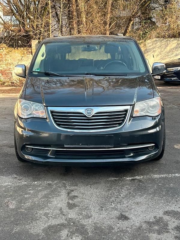 Gebraucht Lancia Voyager Platinum 163 PS (119 kW) 2013 Schwarz Van / Kleinbus