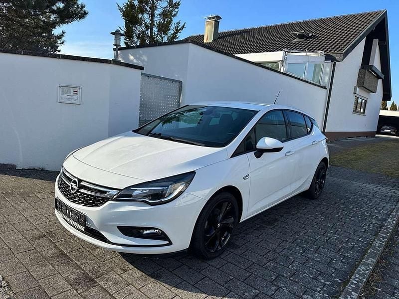 Weiß Gebraucht 2017 Opel Astra Dynamic Limousine | 8.999 € (Guter Preis) - Bild 1/4