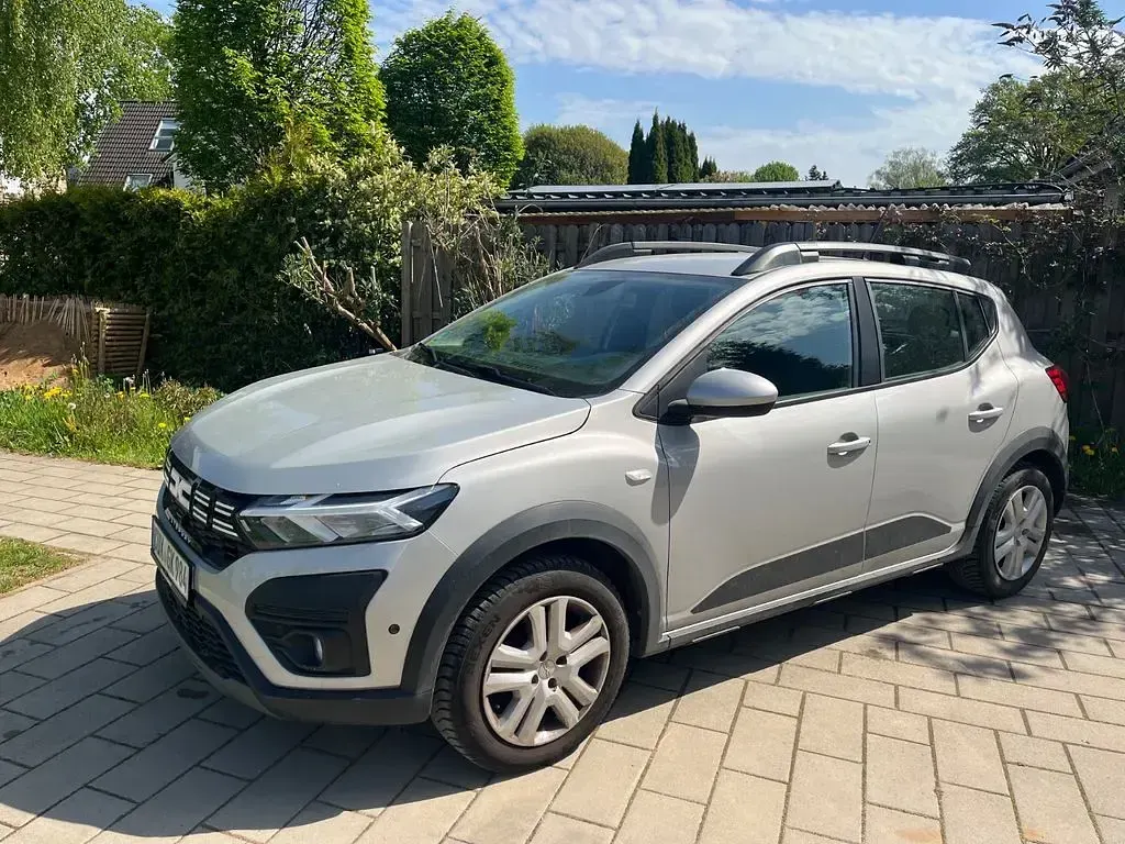 Używany Dacia Sandero Expression 91 KM (66 kW) 2023 Szary Sedan/Limuzyna