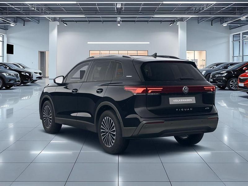 Neu VW Tiguan 131 PS (96 kW) 2025 Grenadillschwarz metallic SUV