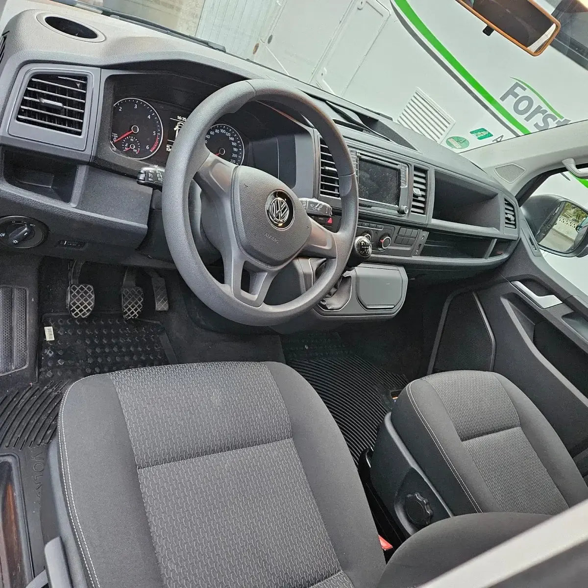 Gebraucht VW T6 84 PS (61 kW) 2017 Grau Van