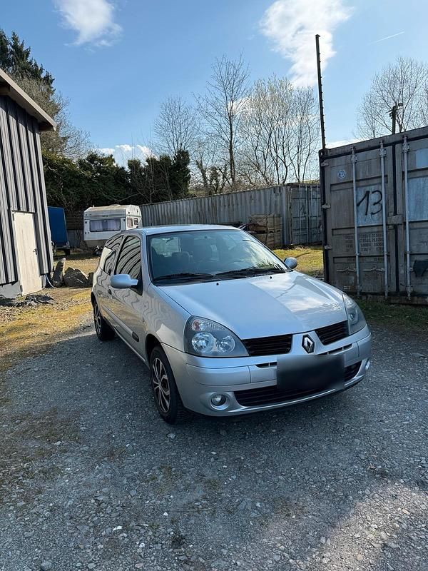 Gebraucht Renault Clio II 75 PS (55 kW) 2005 Silber Kleinwagen