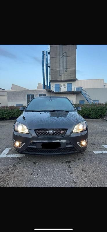 Grau Gebraucht 2006 Ford Focus ST Limousine | 7.000 € - Bild 1/4