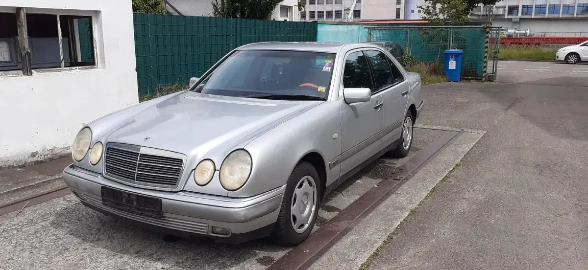 Używany Mercedes E230 150 KM (110 kW) 1996 Srebrny Sedan/Limuzyna