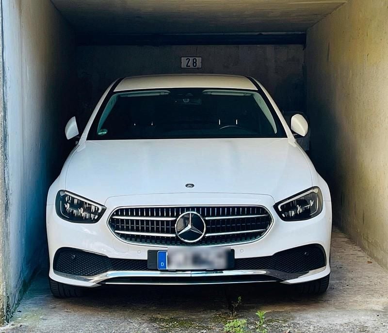 Weiß Gebraucht 2021 Mercedes E220 Limousine | 35.990 € (Guter Preis) - Bild 1/4