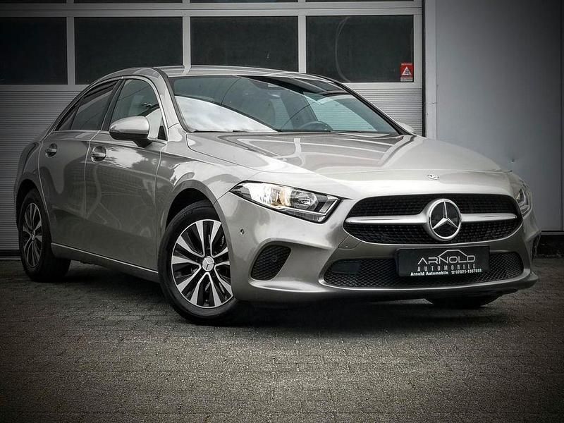 Silber Gebraucht 2019 Mercedes A200 Limousine | 22.490 € (Etwas zu teuer) - Bild 1/4