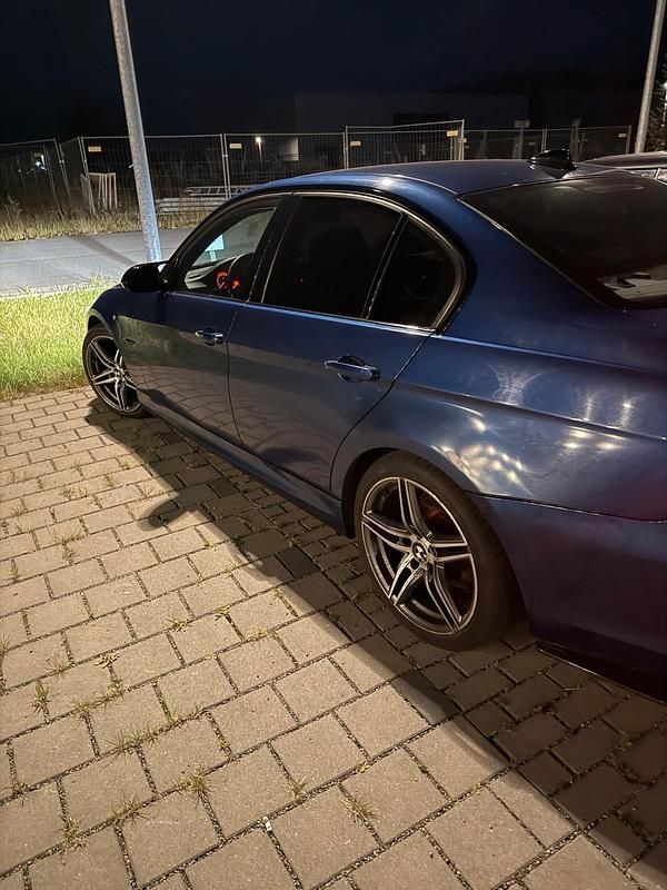 Blau Gebraucht 2007 BMW 320 Limousine | 4.700 € (Fairer Preis) - Bild 1/4