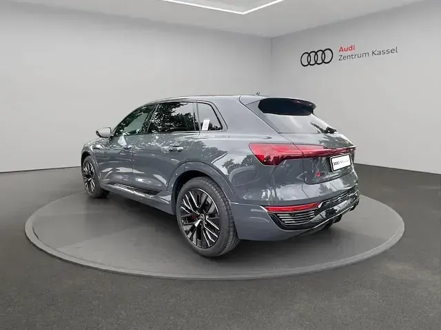 Gebraucht Audi Q8 e-tron S-Line 300 kW (408 PS) 2023 Magnetgrau SUV