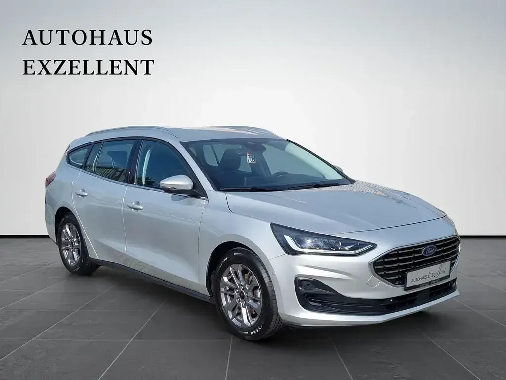 Używany Ford Focus Titanium 120 KM (88 kW) 2022 Srebrny Sedan/Limuzyna