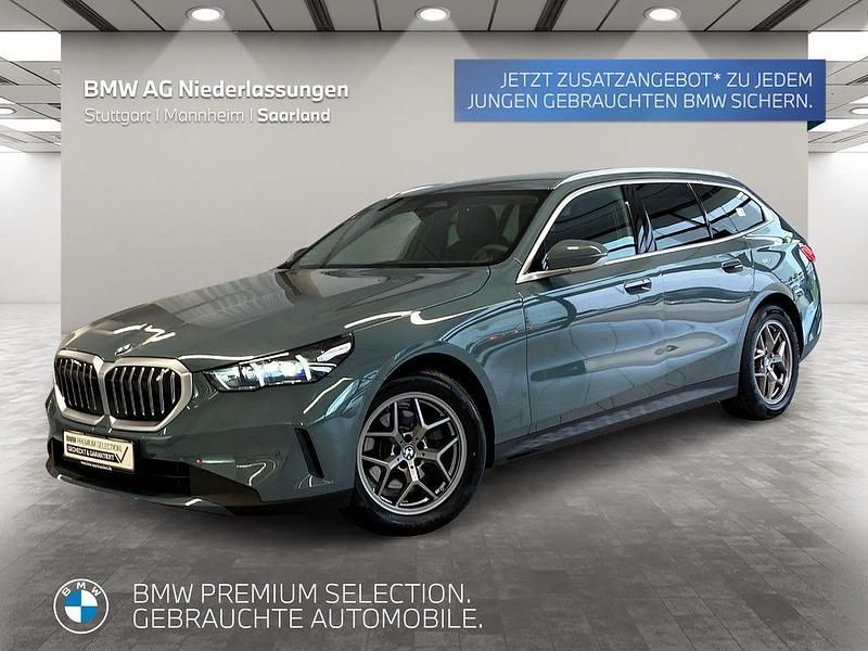 Grün Gebraucht 2024 BMW 520 Comfort Edition Kombi | 50.960 € (Fairer Preis) - Bild 1/3