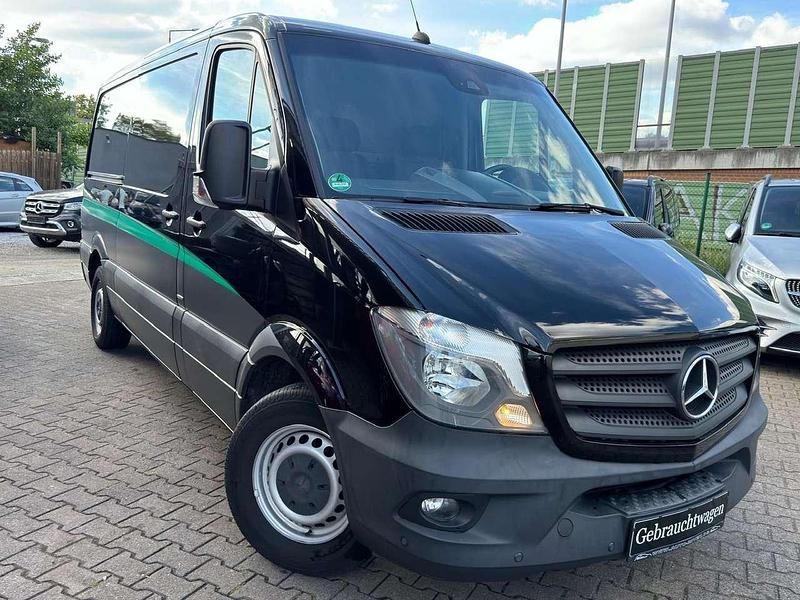 Obsidianschwarz metallic Gebraucht 2016 Mercedes 316 Van | 24.900 € (Teuer) - Bild 1/4