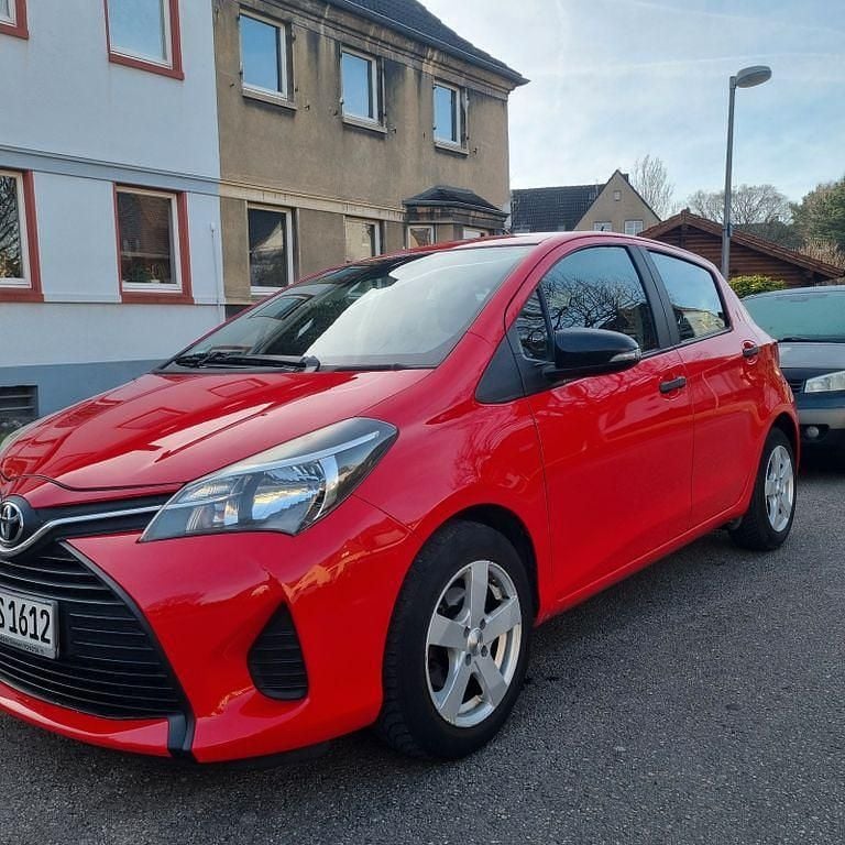 Rot Gebraucht 2015 Toyota Yaris Limousine | 7.650 € (Fairer Preis) - Bild 1/4