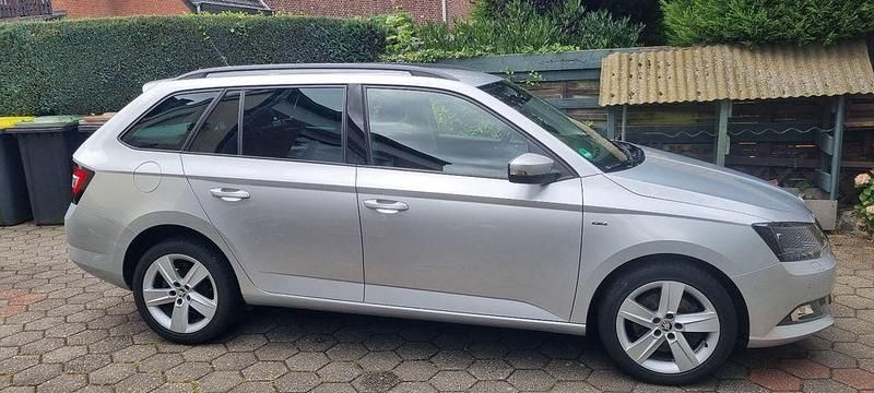 Silber Gebraucht 2017 Skoda Fabia Ambition Kombi | 8.900 € (Fairer Preis) - Bild 1/4