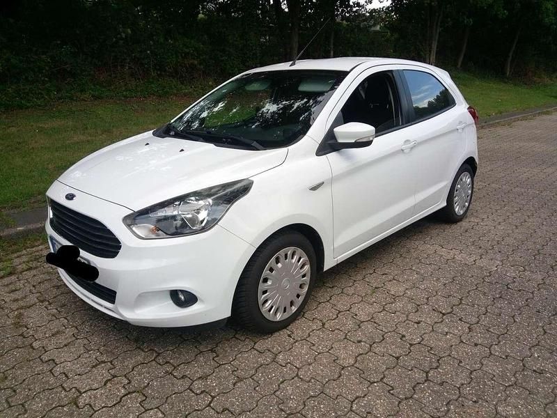 Weiß Gebraucht 2017 Ford Ka Plus Cool & Sound Edition Kleinwagen | 6.200 € (Fairer Preis) - Bild 1/4