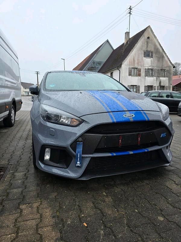 Grau Gebraucht 2017 Ford Focus RS Kombi | 26.500 € - Bild 1/4