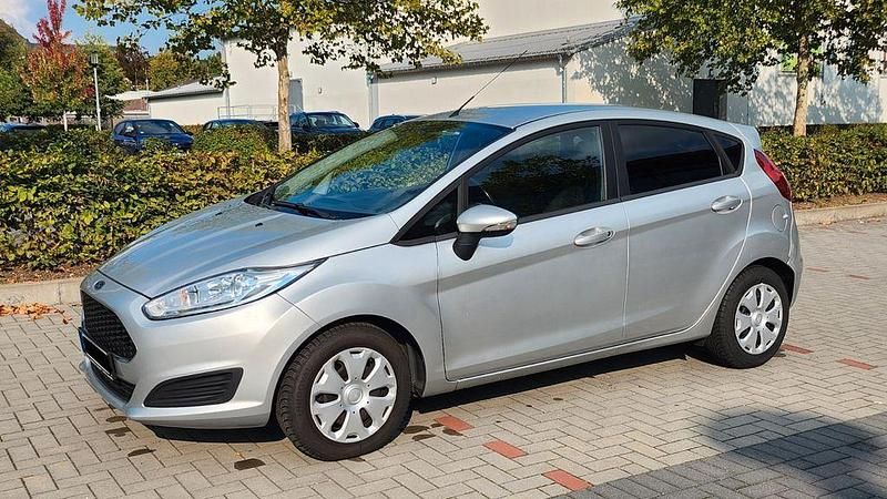 Silber Gebraucht 2016 Ford Fiesta Trend Kleinwagen | 4.800 € (Guter Preis) - Bild 1/4