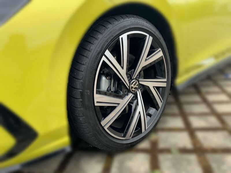 Gebraucht VW Golf VIII R-line 190 PS (139 kW) 2024 Limonen gelb Kombi