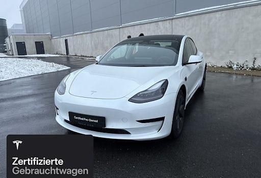Weiß Gebraucht 2021 Tesla Model 3 Standard Range Limousine | 23.400 € (Fairer Preis) - Bild 1/4