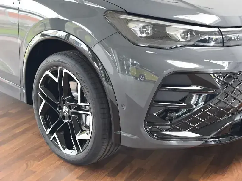 Neu VW Tiguan R-line 193 PS (141 kW) 2025 Delfingrau metallic SUV