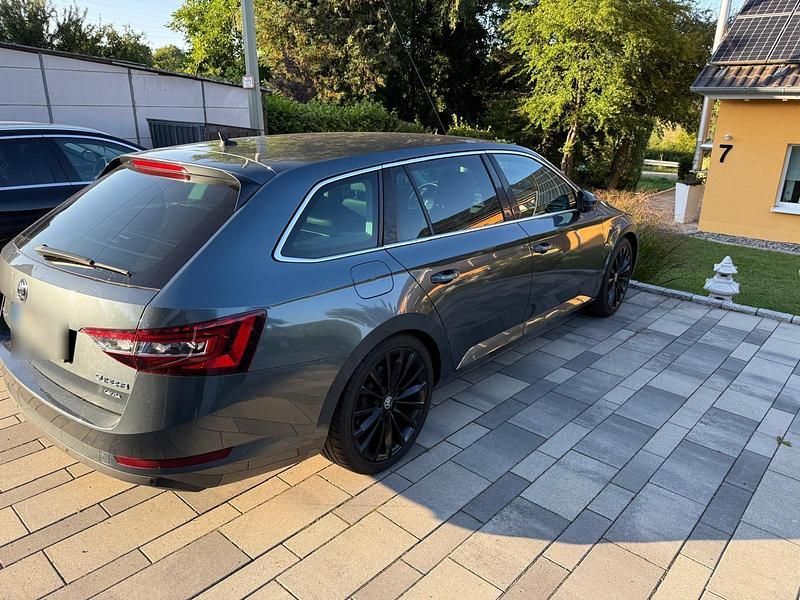 Andere farben Gebraucht 2016 Skoda Superb LAURIN & KLEMENT Kombi | 14.500 € (Guter Preis) - Bild 1/4
