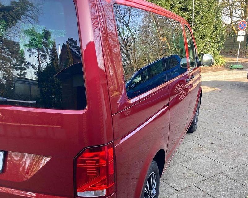 Gebraucht VW Multivan 150 PS (110 kW) 2021 Rot Van