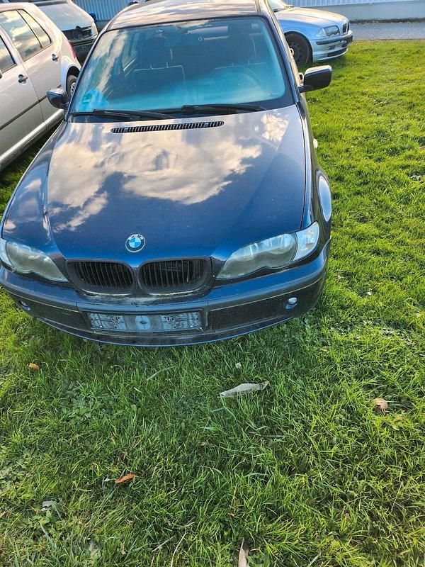 Blau Gebraucht 2003 BMW 320 Limousine | 1.000 € (Guter Preis) - Bild 1/4