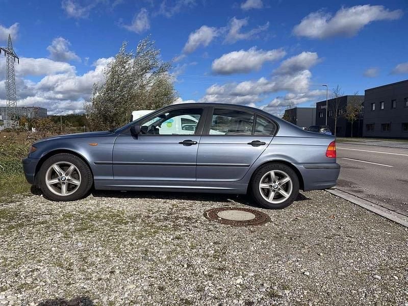 Blau Gebraucht 2002 BMW 316 Limousine | 2.500 € (Guter Preis) - Bild 1/4