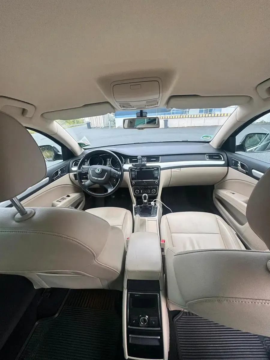 Gebraucht Skoda Superb 105 PS (77 kW) 2011 Schwarz Kombi