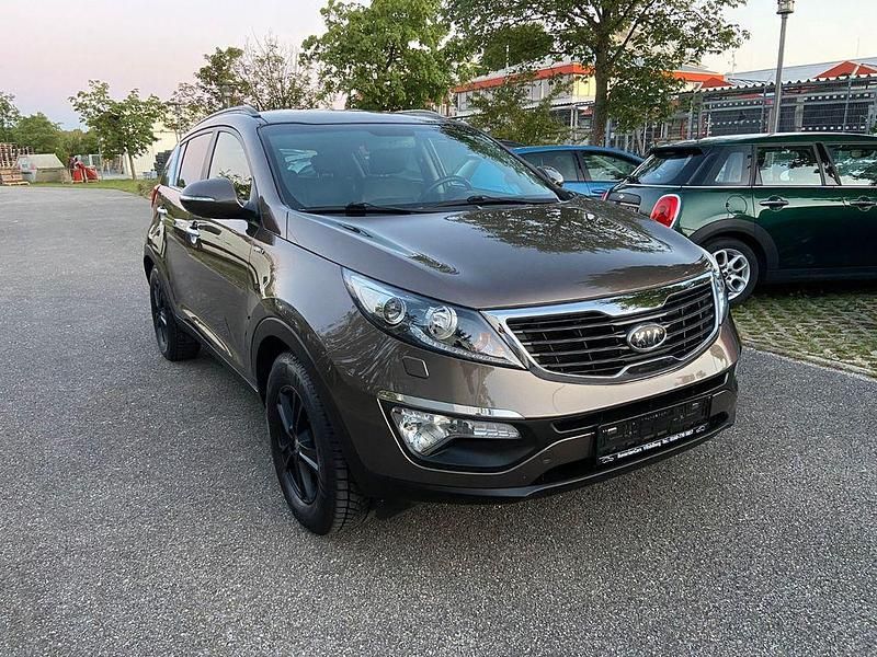 Blau Gebraucht 2012 Kia Sportage Spirit SUV | 8.590 € (Fairer Preis) - Bild 1/4