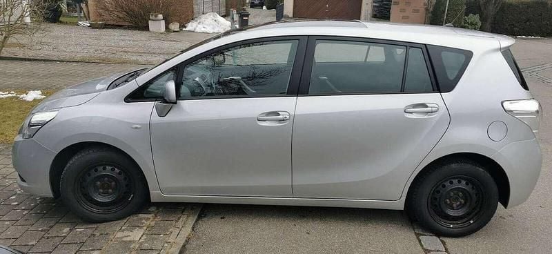 Gebraucht Toyota Verso Edition 147 PS (108 kW) 2011 Silber Van / Kleinbus