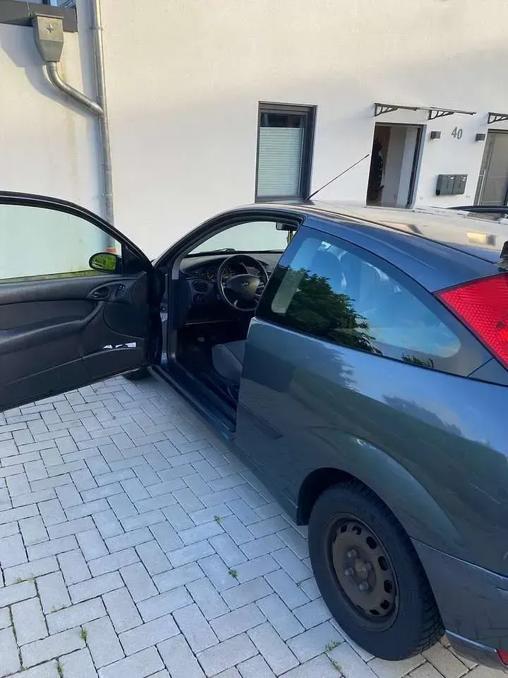 Gebraucht Ford Focus Ambiente 101 PS (74 kW) 2004 Grau Coupé