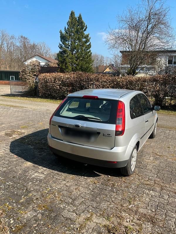 Gebraucht Ford Fiesta 69 PS (50 kW) 2003 Silber Kleinwagen