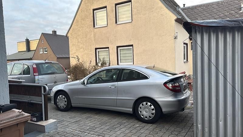 Silber Gebraucht 2007 Mercedes C180 Coupé | 3.700 € (Guter Preis) - Bild 1/4