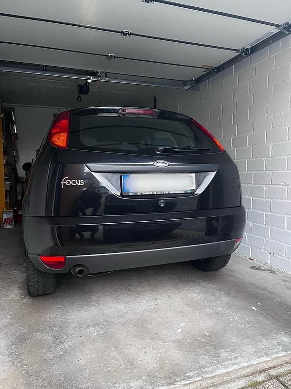 Second-hand Ford Focus 100 CP (73 kW) 2000 Negru Berlinǎ